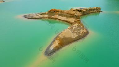 视图无人居住的岛背景美丽的绿松石海相机苍蝇沙漠岛中间绿松石海